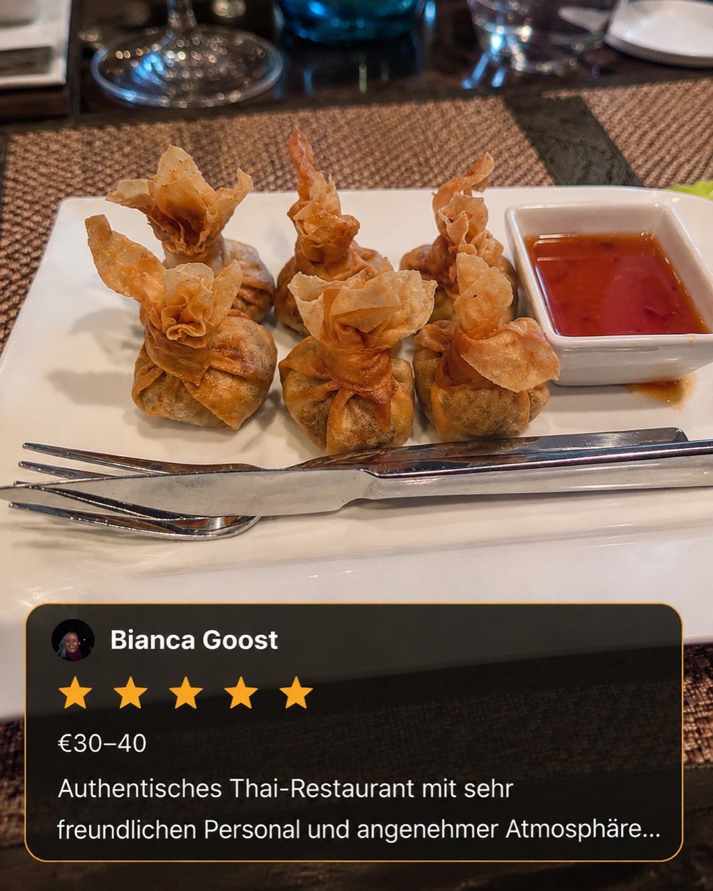 Goldbraun frittierte Thai Teigtaschen mit süßer Chilisauce