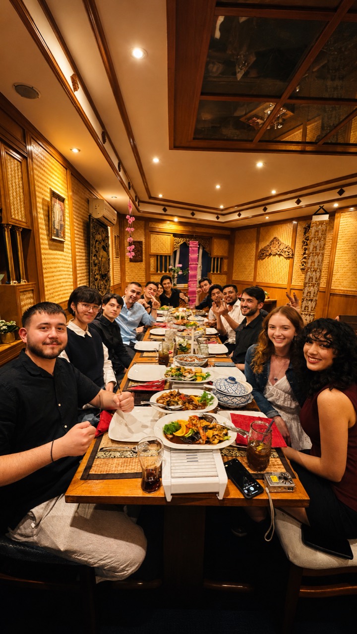 Gemeinsames Dinner einer Gruppe im Mai Tai Mannheim