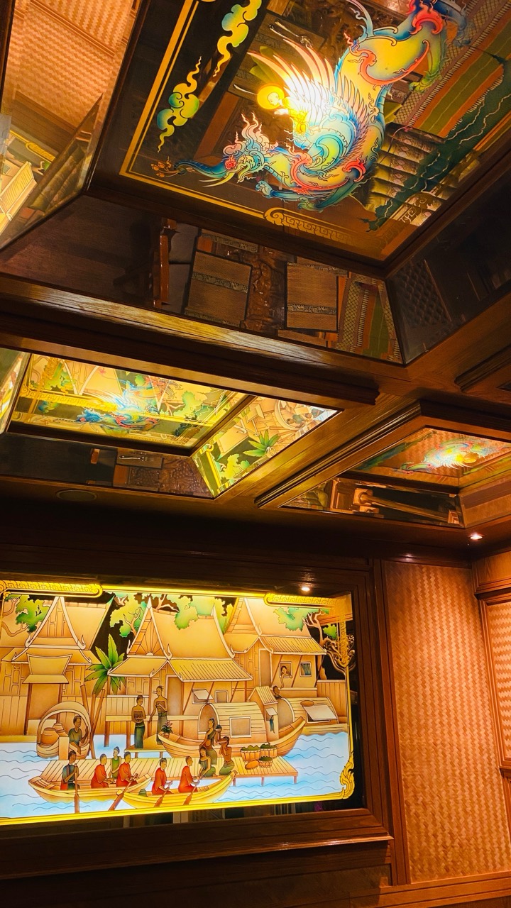 Thailändische Kunst und Innenraumdetails im Mai Tai