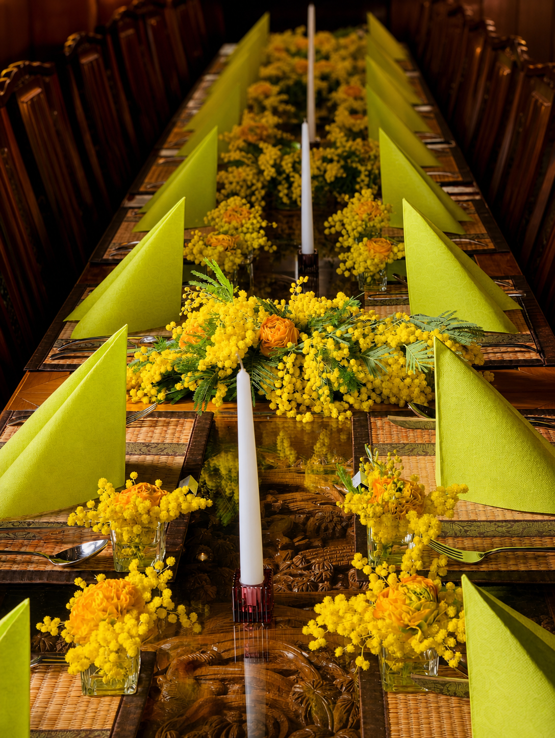 Festlich gedeckte Tafel mit goldgelben Blumen im Mai Tai Mannheim