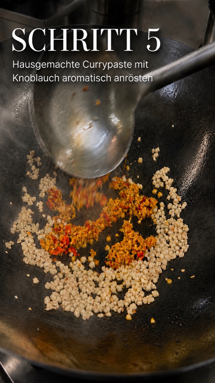 Pad Krapao Moo Krob – Schritt 5: hausgemachte Würzpaste mit Knoblauch im Wok anrösten