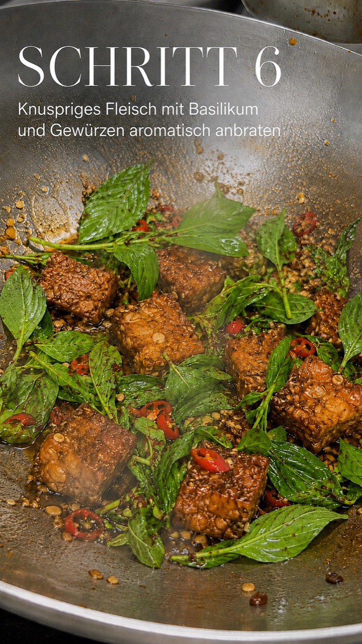 Pad Krapao Moo Krob – Schritt 6: knuspriges Fleisch mit Thai-Basilikum im Wok braten