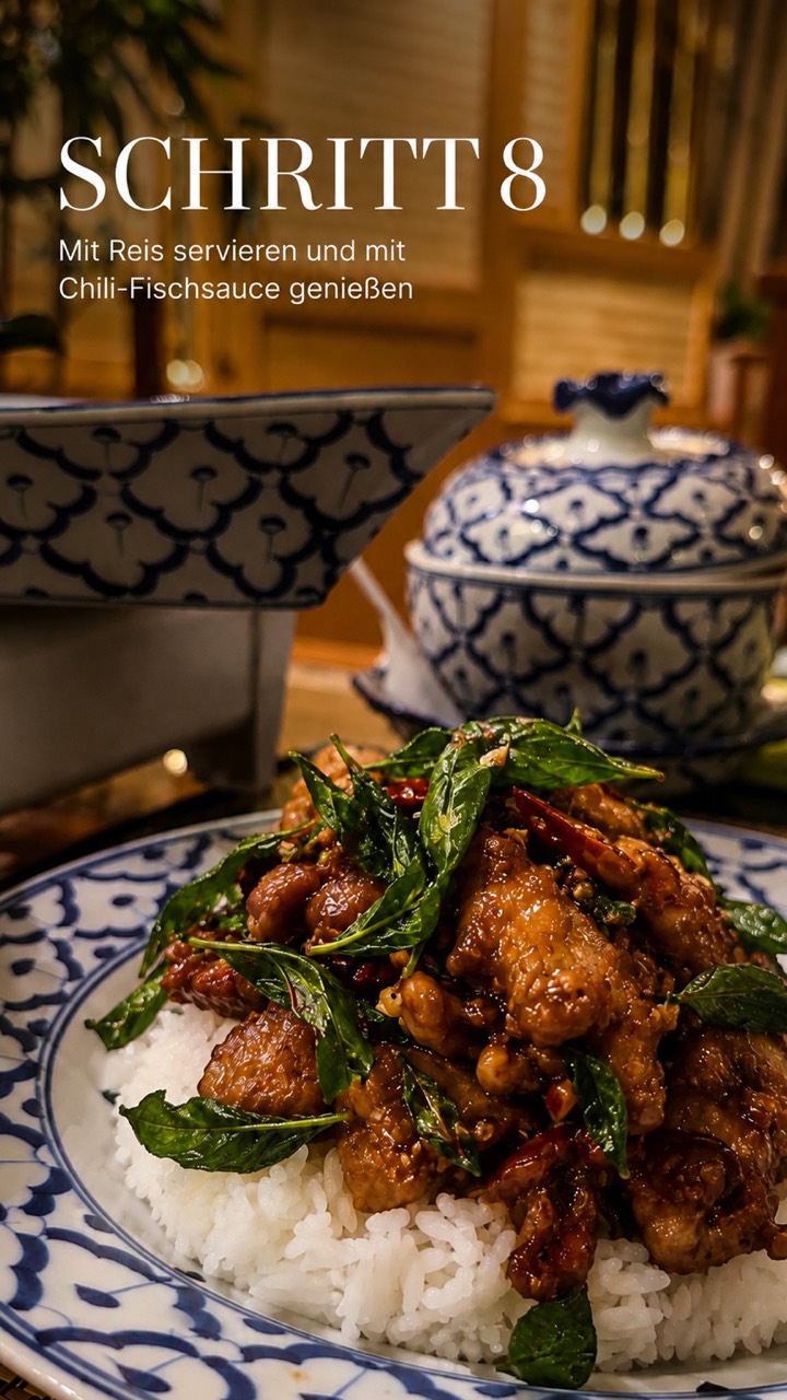 Pad Krapao Moo Krob – Schritt 8: mit Reis und Chili-Fischsauce servieren