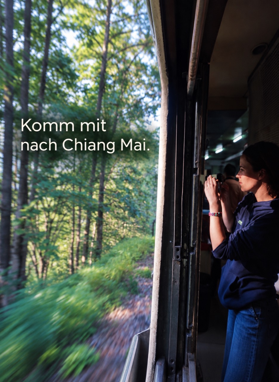 Blick aus einem Zug auf die grüne Landschaft auf einer Reise nach Chiang Mai